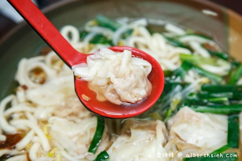 桃園楊記牛肉麵（滷味入口軟嫩好吃，餛飩麵/榨菜肉絲麵也都很推薦）