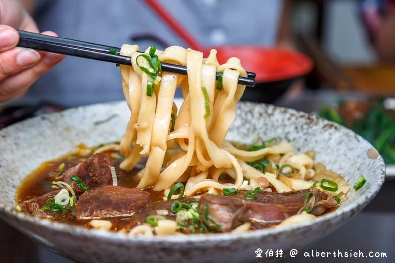 桃園楊記牛肉麵（滷味入口軟嫩好吃，餛飩麵/榨菜肉絲麵也都很推薦）