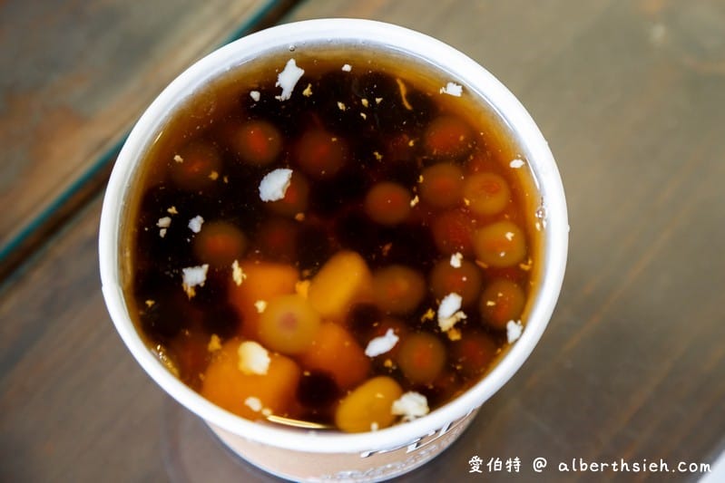 竹北嵩山豆花（帶點黃豆香氣的綿密豆花，也不會太甜膩，相思圓嚼勁好吃）