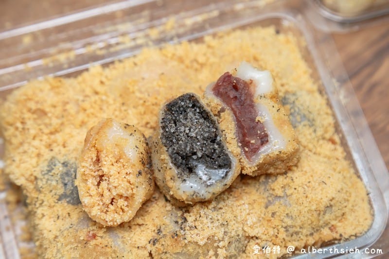 桃園康家客家手工麻糬（當天早上現做口感香Q好吃，餡料也是店家自己研磨製作）