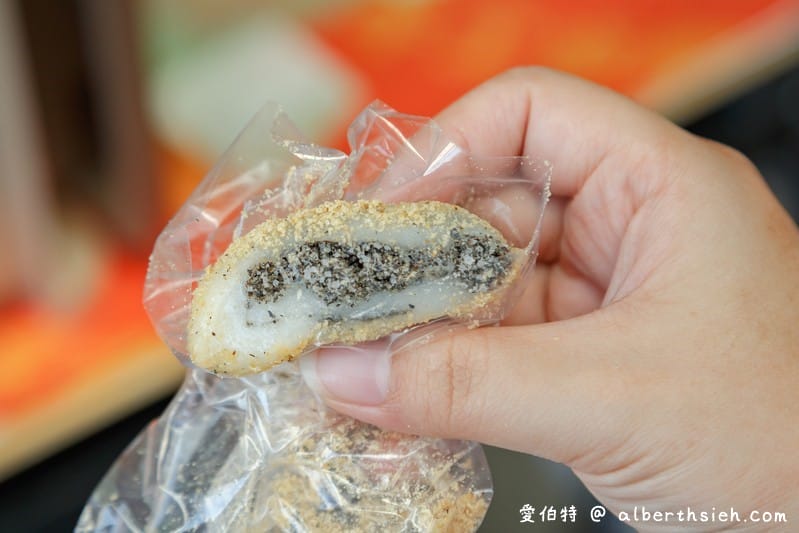 桃園康家客家手工麻糬（當天早上現做口感香Q好吃，餡料也是店家自己研磨製作）