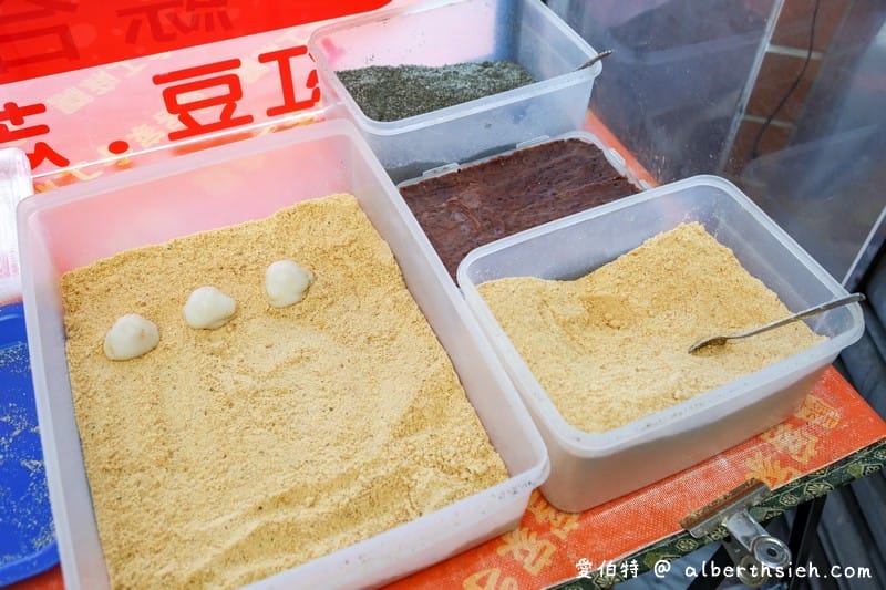 桃園康家客家手工麻糬（當天早上現做口感香Q好吃，餡料也是店家自己研磨製作）