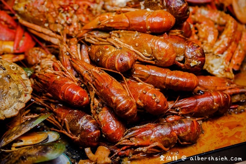 中壢紅唇蟹 KISS CRAB 美式手抓海鮮（超浮誇整大桌的龍蝦螃蟹，讓你吃到一個不要不要的）