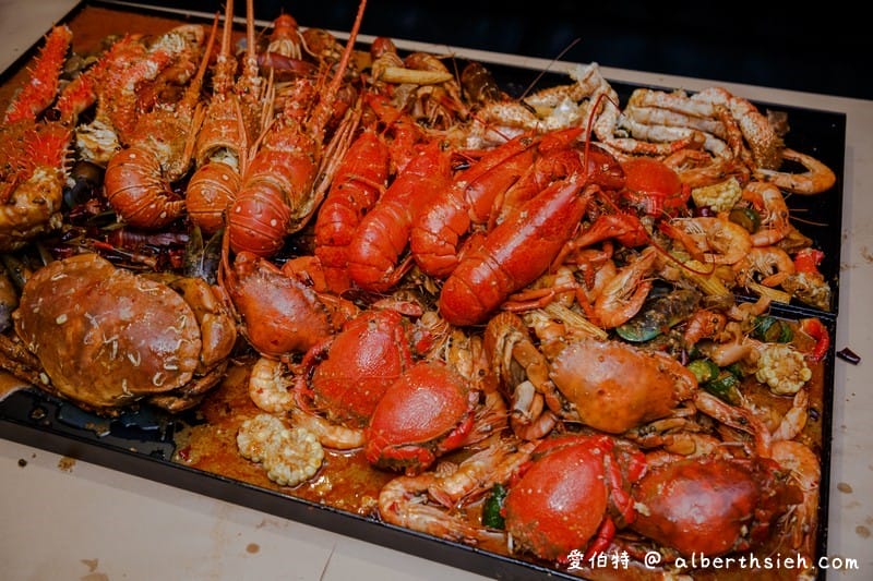 中壢紅唇蟹 KISS CRAB 美式手抓海鮮（超浮誇整大桌的龍蝦螃蟹，讓你吃到一個不要不要的）