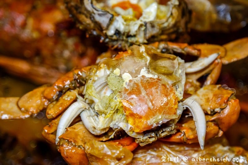 中壢紅唇蟹 KISS CRAB 美式手抓海鮮（超浮誇整大桌的龍蝦螃蟹，讓你吃到一個不要不要的）