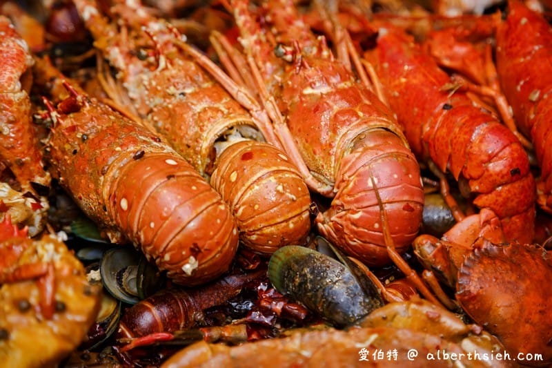 中壢紅唇蟹 KISS CRAB 美式手抓海鮮（超浮誇整大桌的龍蝦螃蟹，讓你吃到一個不要不要的）