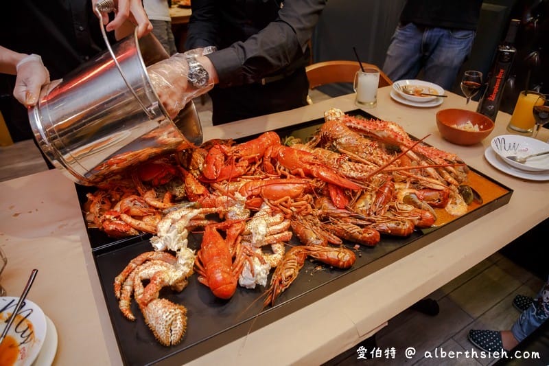 中壢紅唇蟹 KISS CRAB 美式手抓海鮮（超浮誇整大桌的龍蝦螃蟹，讓你吃到一個不要不要的）
