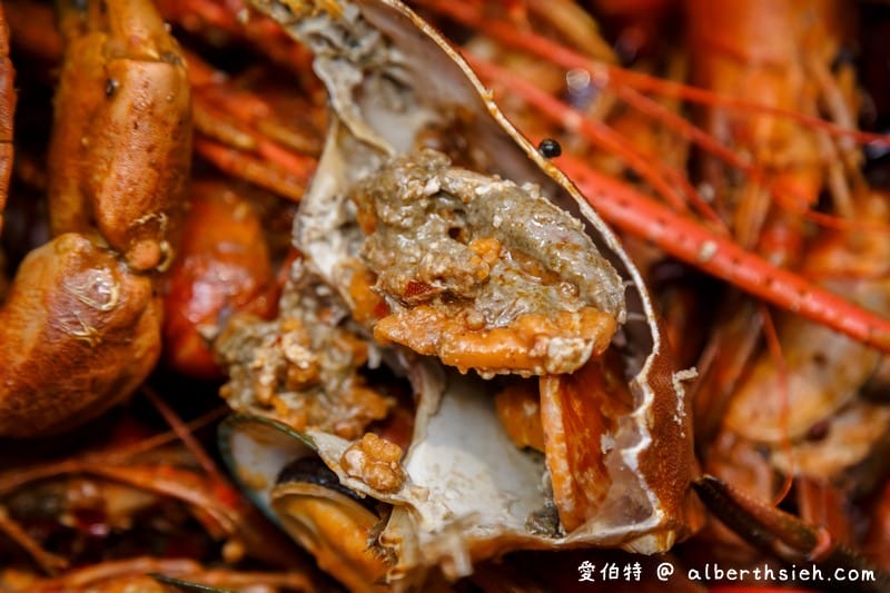 中壢紅唇蟹 KISS CRAB 美式手抓海鮮（超浮誇整大桌的龍蝦螃蟹，讓你吃到一個不要不要的）