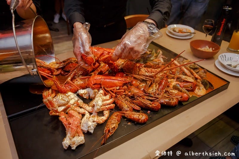 中壢紅唇蟹 KISS CRAB 美式手抓海鮮（超浮誇整大桌的龍蝦螃蟹，讓你吃到一個不要不要的）
