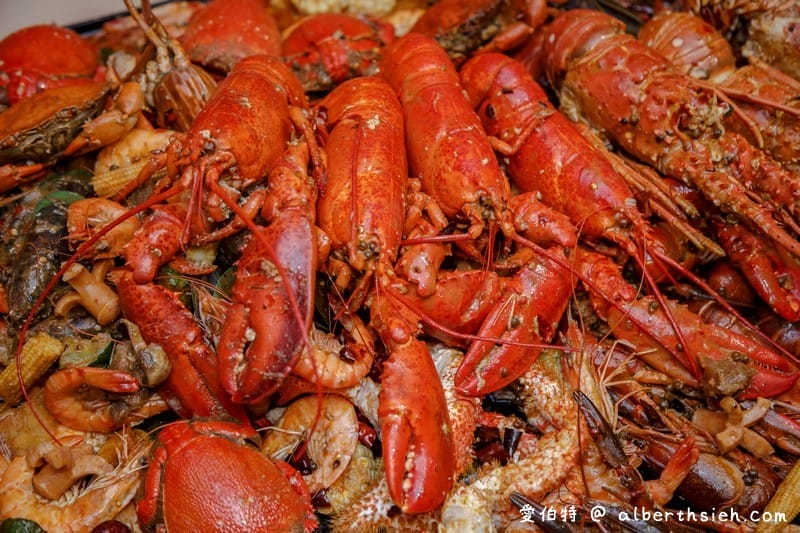 中壢紅唇蟹 KISS CRAB 美式手抓海鮮（超浮誇整大桌的龍蝦螃蟹，讓你吃到一個不要不要的）