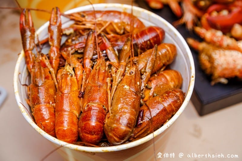 中壢紅唇蟹 KISS CRAB 美式手抓海鮮（超浮誇整大桌的龍蝦螃蟹，讓你吃到一個不要不要的）