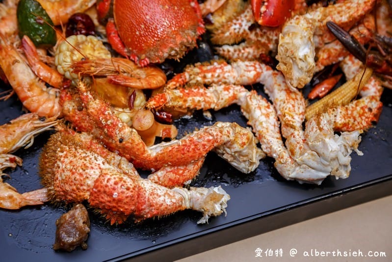 中壢紅唇蟹 KISS CRAB 美式手抓海鮮（超浮誇整大桌的龍蝦螃蟹，讓你吃到一個不要不要的）