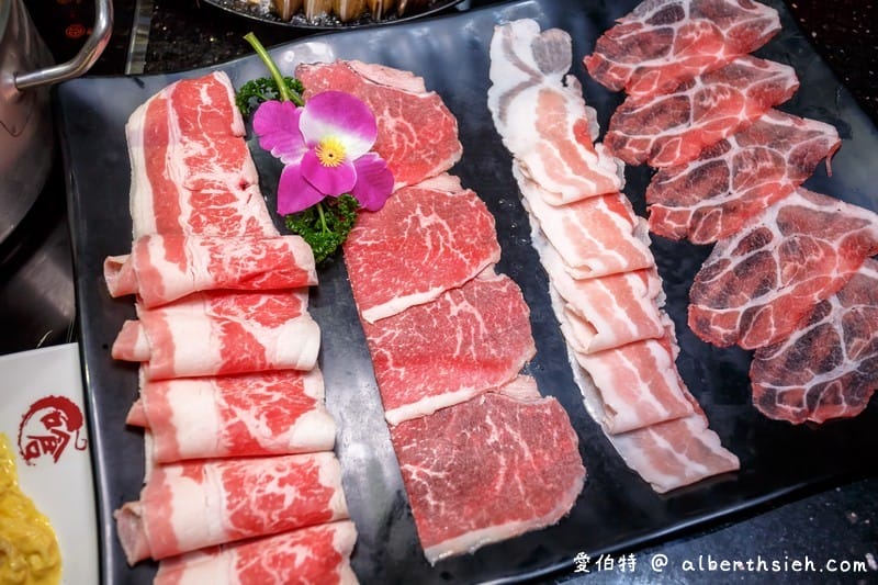中壢美食小蒙牛頂級麻辣鴛鴦鍋（火鍋吃到飽最低只要599元，還有頂級和牛/霸王蝦/西班牙松板豬可選擇）