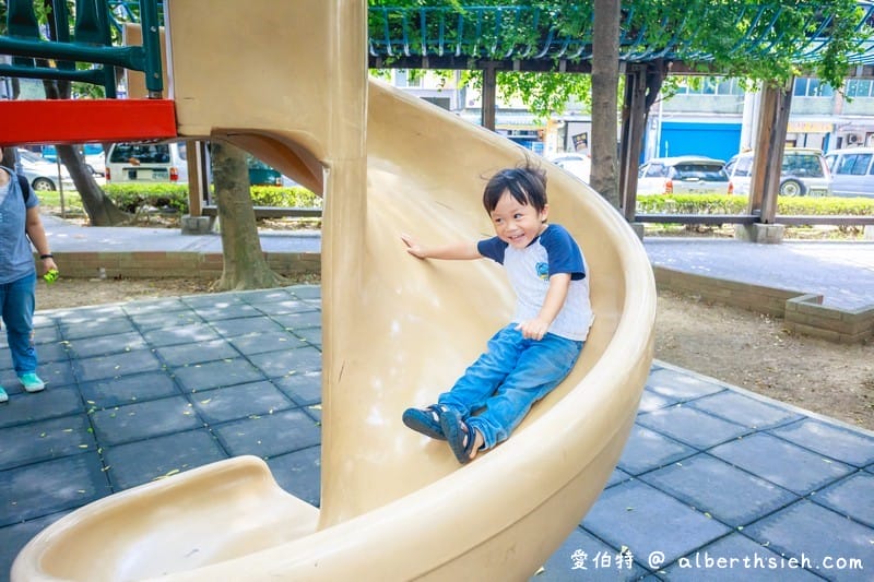 延平公園（桃園親子公園，充滿童趣的猴子磨石子溜滑梯，婦女館/建國游泳池旁好停車）