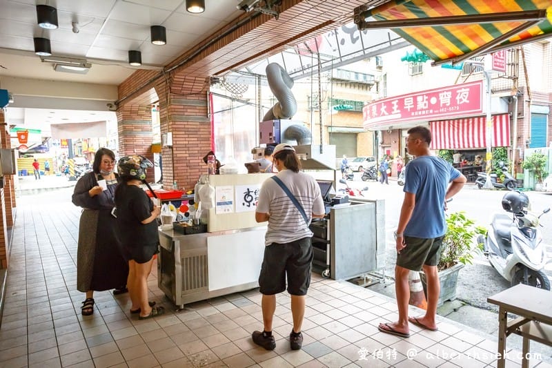 京佬杯老蛋餅（中壢內壢美食，傳承台中30年的好滋味，超多配料任你選擇）