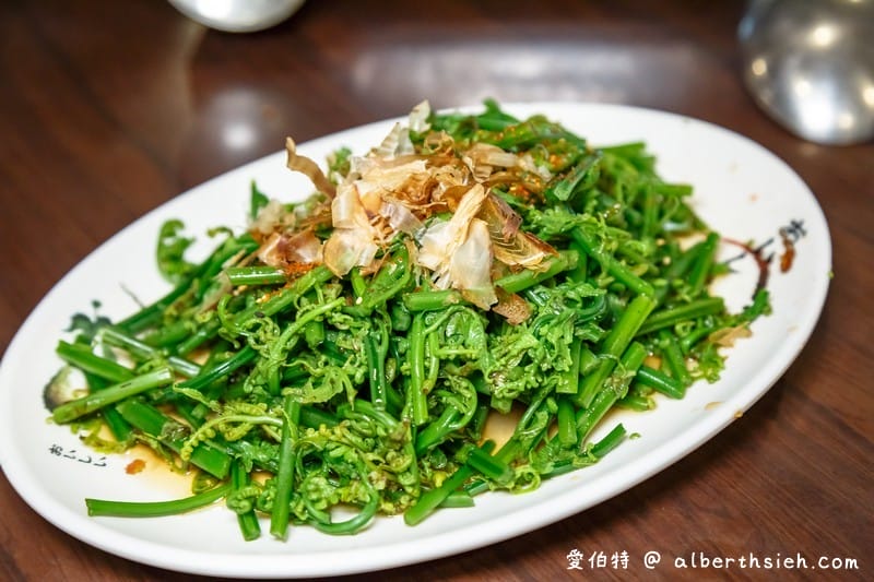 台中大坑必吃老店東山棧甕缸雞，皮脆肉多汁不柴帶有煙燻香氣，2022米其林必比登推介
