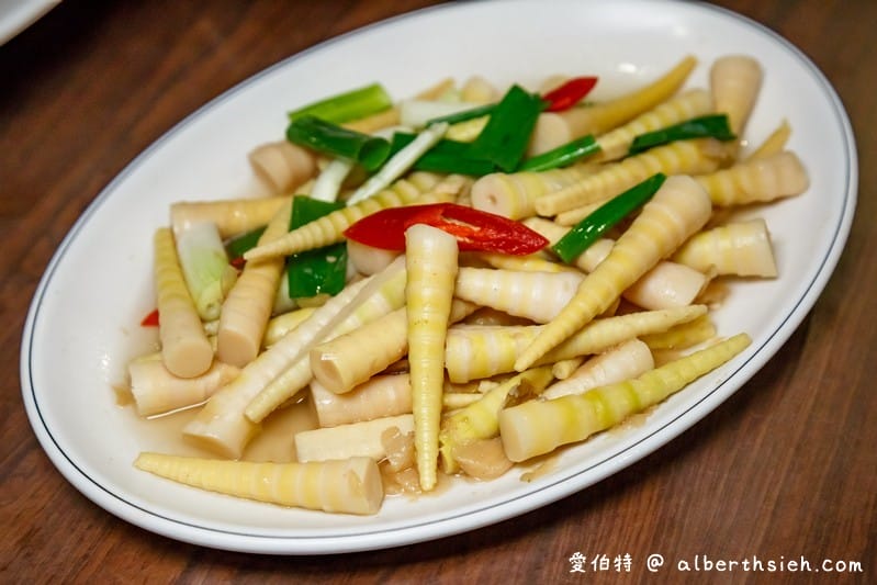 台中大坑必吃老店東山棧甕缸雞，皮脆肉多汁不柴帶有煙燻香氣，2022米其林必比登推介