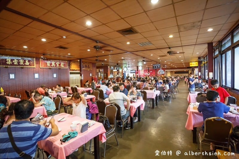 台中大坑必吃老店東山棧甕缸雞，皮脆肉多汁不柴帶有煙燻香氣，2022米其林必比登推介