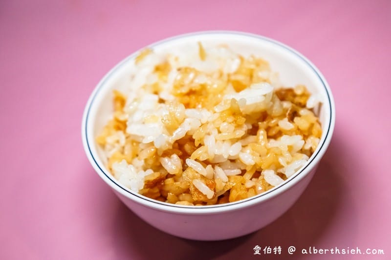 台中大坑必吃老店東山棧甕缸雞，皮脆肉多汁不柴帶有煙燻香氣，2022米其林必比登推介