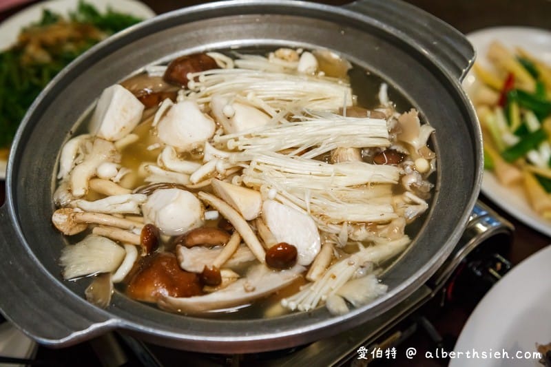 台中大坑必吃老店東山棧甕缸雞，皮脆肉多汁不柴帶有煙燻香氣，2022米其林必比登推介