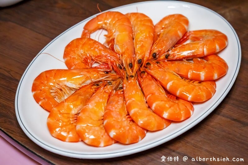 台中大坑必吃老店東山棧甕缸雞，皮脆肉多汁不柴帶有煙燻香氣，2022米其林必比登推介