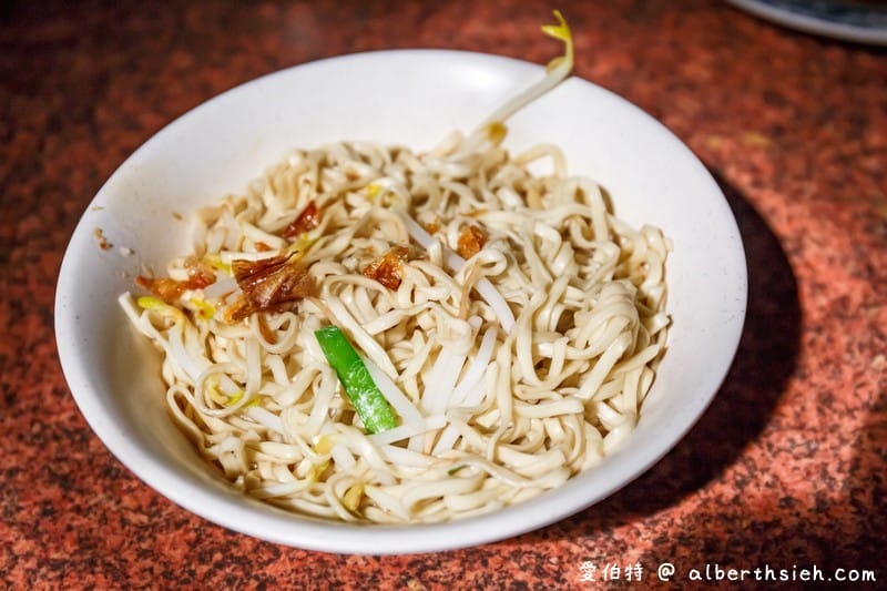 龍岡陳家祖傳乾麵（平鎮美食烏醋乾拌麵好吃，生辣椒必添加超對味）