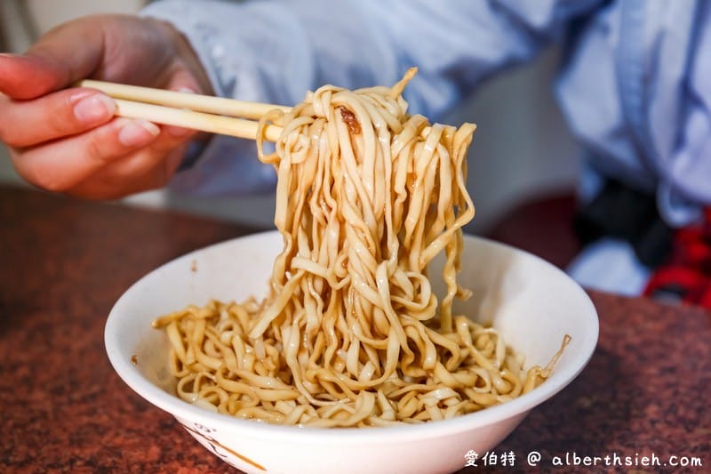 龍岡陳家祖傳乾麵（平鎮美食烏醋乾拌麵好吃，生辣椒必添加超對味）