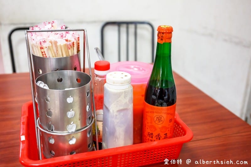 賴新魁麵館.苗栗三義美食(韭菜給的超多,餛飩紮實板條軟Q但偏油) - 第7張圖 賴新魁麵館.苗栗三義美食(韭菜給的超多,餛飩紮實板條軟Q但偏油)