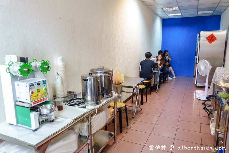 桃園南門市場美食．故鄉の味麵糊蛋餅（排隊早餐用料實在厚實軟嫩，份量十足）