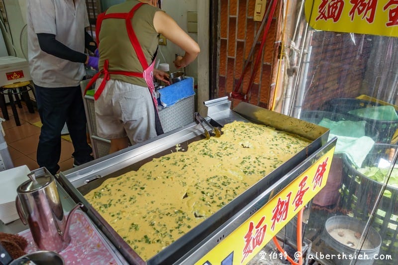 桃園南門市場美食．故鄉の味麵糊蛋餅（排隊早餐用料實在厚實軟嫩，份量十足）