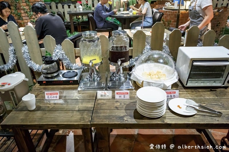 台中草悟道住宿．綠宿行旅（綠色概念飯店，保特瓶牆可以放煙火寫字超誇張）