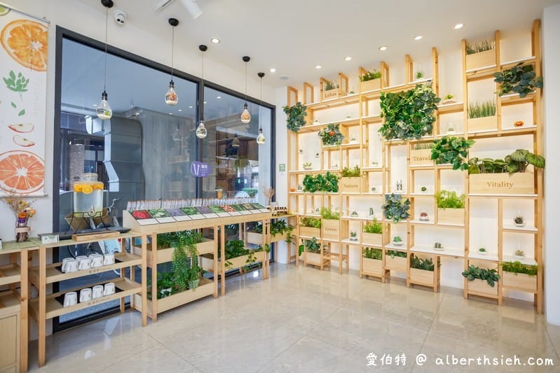 台中草悟道住宿．綠宿行旅（綠色概念飯店，保特瓶牆可以放煙火寫字超誇張）