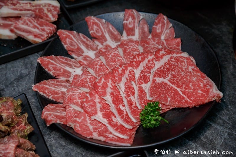 中壢SOGO商圈舞浜燒肉吃到飽（日韓混搭烤肉，八色五花肉，和牛，大生蠔通通隨你點）