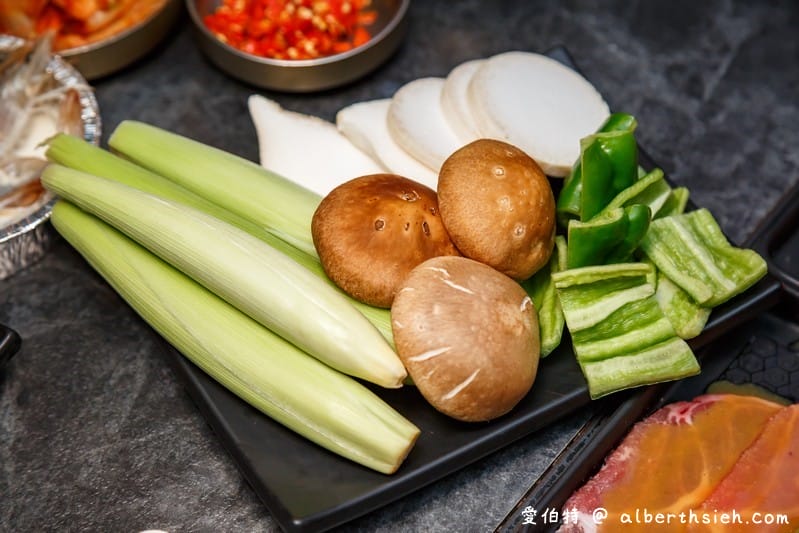 中壢SOGO商圈舞浜燒肉吃到飽（日韓混搭烤肉，八色五花肉，和牛，大生蠔通通隨你點）