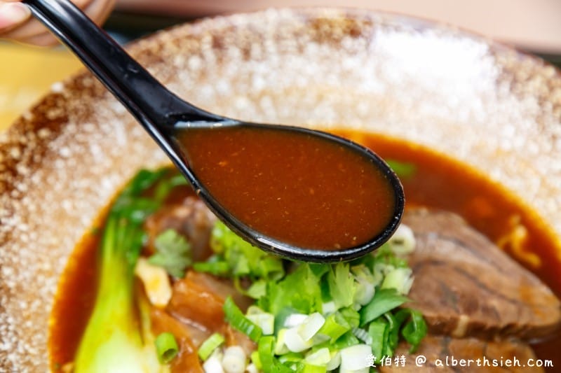 礁溪山形閣溫泉飯店一泊二食（頂樓餐廳邊欣賞宜蘭美景邊享用美食讓人舒適放鬆）