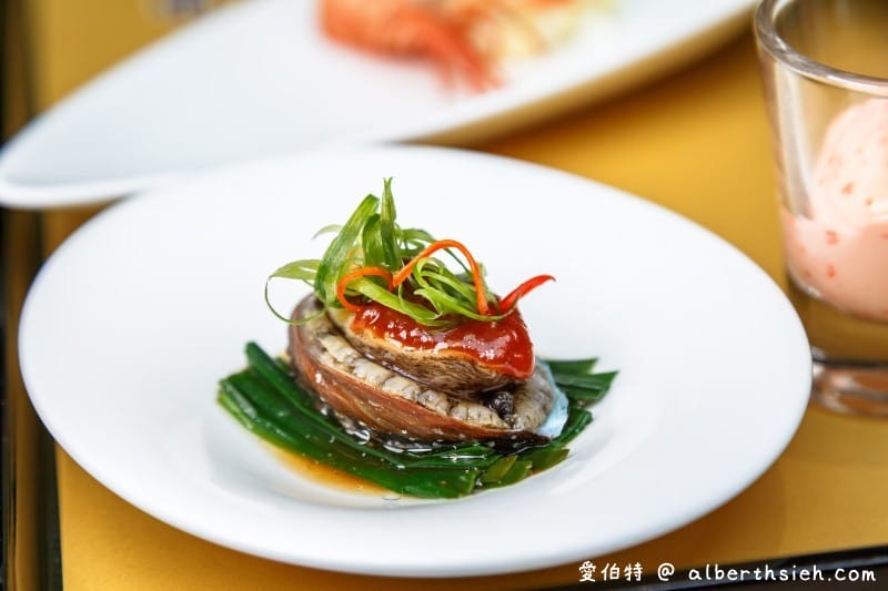 礁溪山形閣溫泉飯店一泊二食（頂樓餐廳邊欣賞宜蘭美景邊享用美食讓人舒適放鬆）