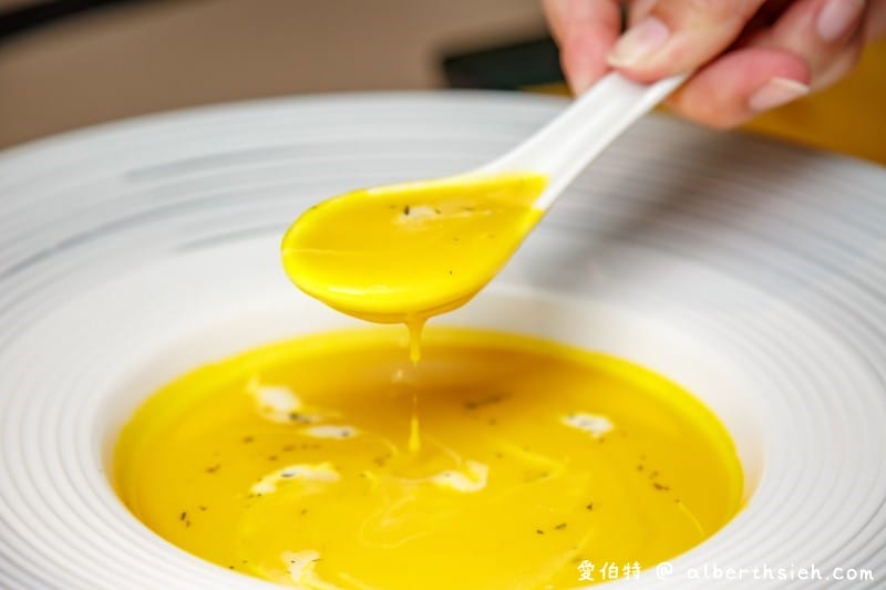 礁溪山形閣溫泉飯店一泊二食（頂樓餐廳邊欣賞宜蘭美景邊享用美食讓人舒適放鬆）