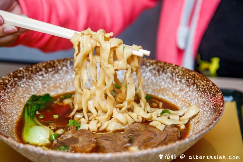 礁溪山形閣溫泉飯店一泊二食（頂樓餐廳邊欣賞宜蘭美景邊享用美食讓人舒適放鬆）