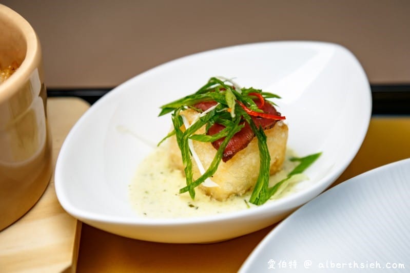 礁溪山形閣溫泉飯店一泊二食（頂樓餐廳邊欣賞宜蘭美景邊享用美食讓人舒適放鬆）
