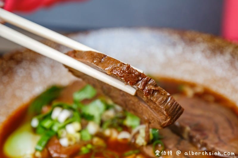 礁溪山形閣溫泉飯店一泊二食（頂樓餐廳邊欣賞宜蘭美景邊享用美食讓人舒適放鬆）