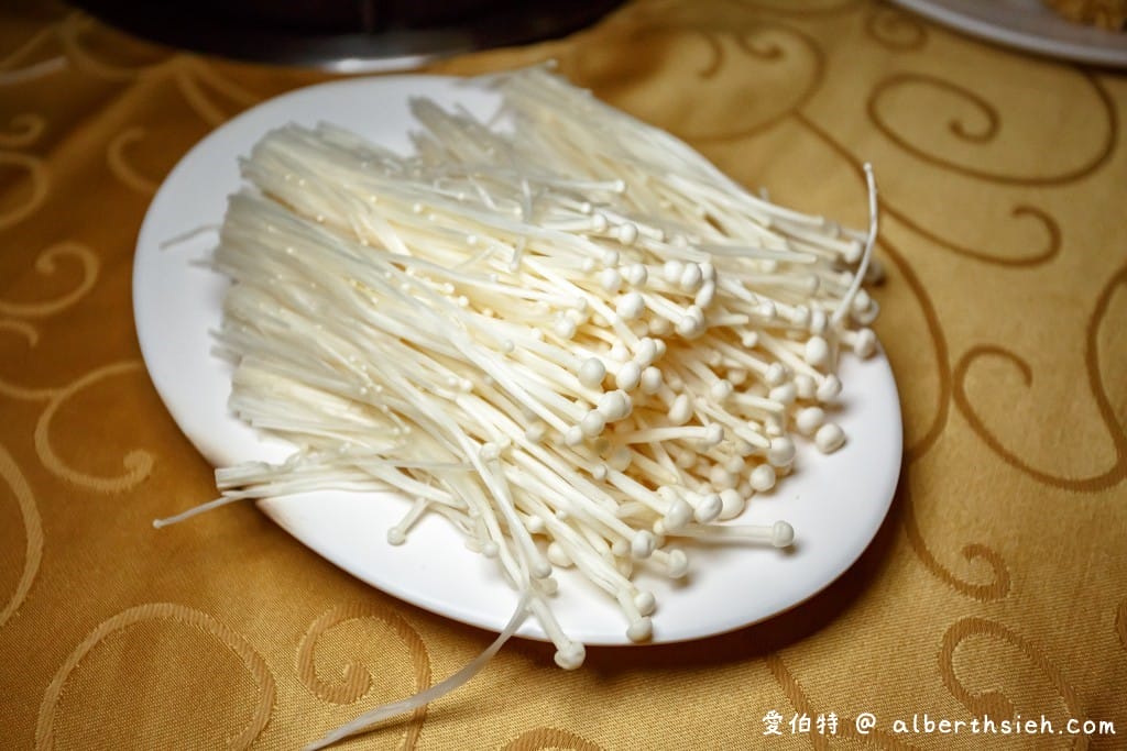 桃園平鎮鎮記麻辣火鍋(延平店)｜麻而不辣，鴨血入味好吃