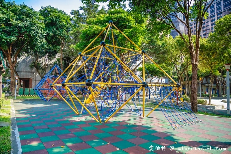 桃園同安親子公園（藝文特區旁有攀爬網溜滑梯/海盜船溜滑梯/沙坑/尿布盪鞦韆）
