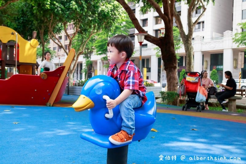 桃園同安親子公園（藝文特區旁有攀爬網溜滑梯/海盜船溜滑梯/沙坑/尿布盪鞦韆）