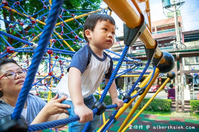 桃園同安親子公園（藝文特區旁有攀爬網溜滑梯/海盜船溜滑梯/沙坑/尿布盪鞦韆）