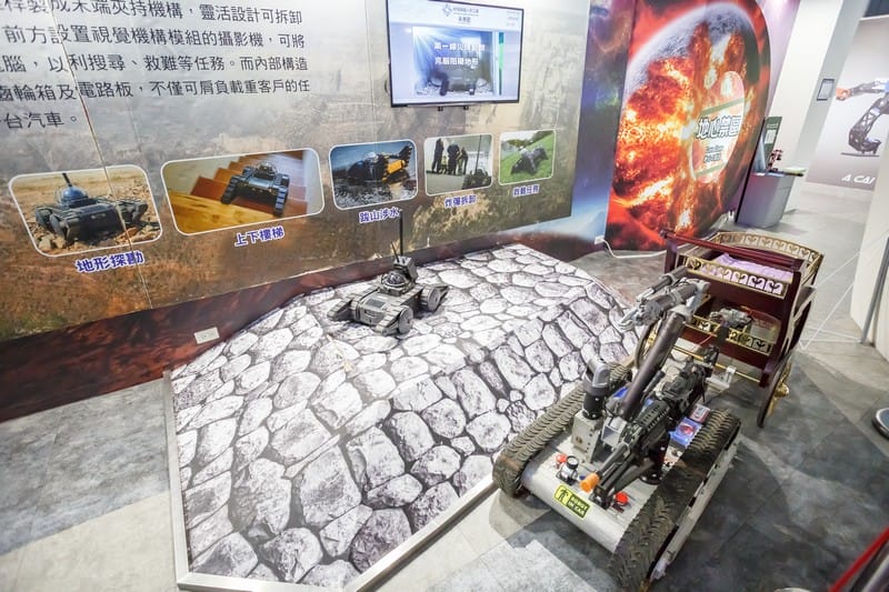 桃園觀光工廠．祥儀機器人夢工廠（桃園親子景點，太陽能小恐龍親子DIY還有新奇的機器人互動體驗）