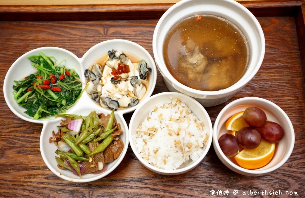 桃園惠生保安婦幼診所（生產病房內的月子餐很符合我們的胃）