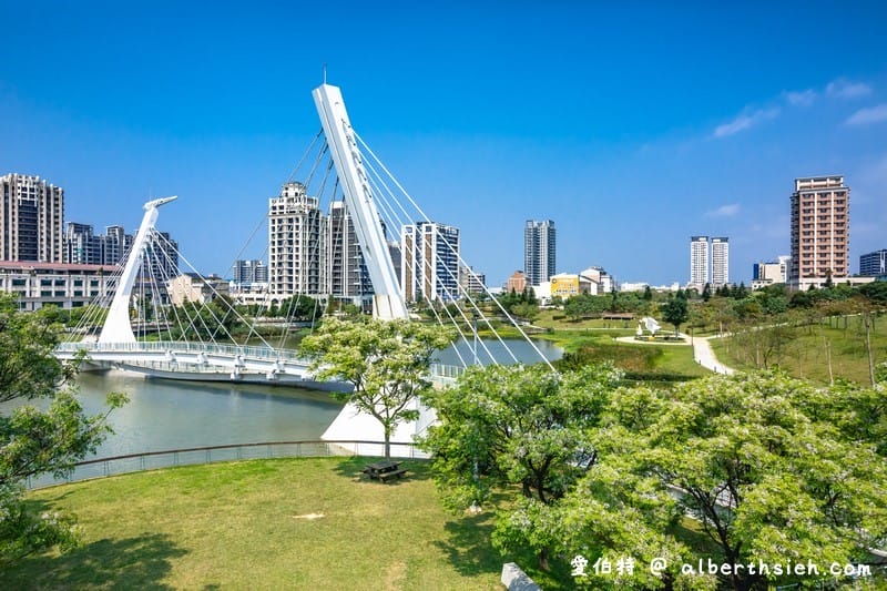 桃園新光影城（斥資4億打造的6800坪複合娛樂城，電影美食雙享，旁邊就是XPARK水族館）