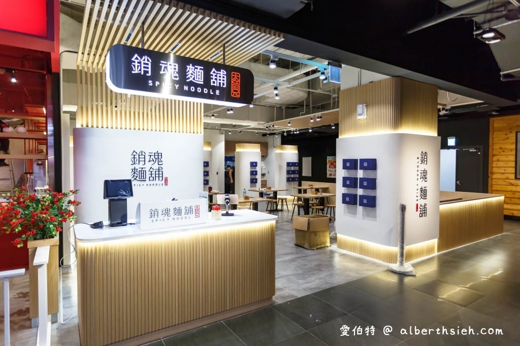桃園新光影城（斥資4億打造的6800坪複合娛樂城，電影美食雙享，旁邊就是XPARK水族館）