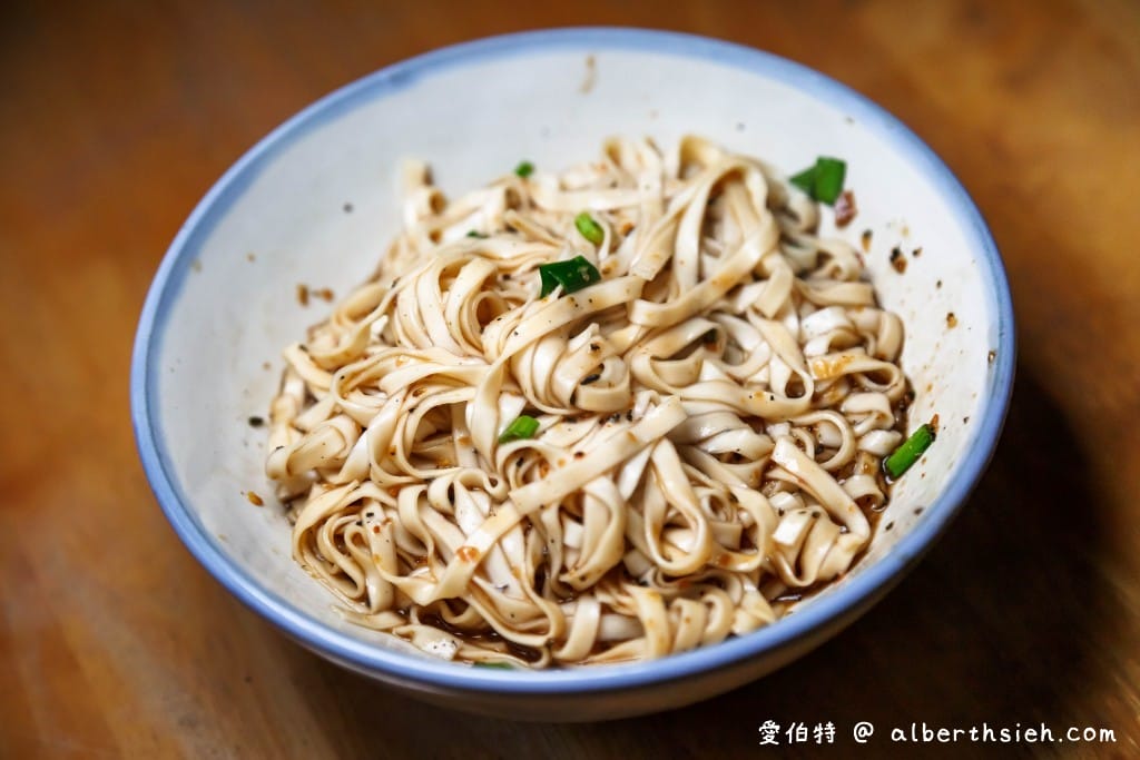 宜蘭頭城美食．阿茂麵攤（五十年老店，有顆粒的古早味黑芝麻麻醬麵好吃）