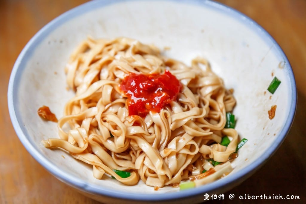 宜蘭頭城美食．阿茂麵攤（五十年老店，有顆粒的古早味黑芝麻麻醬麵好吃）